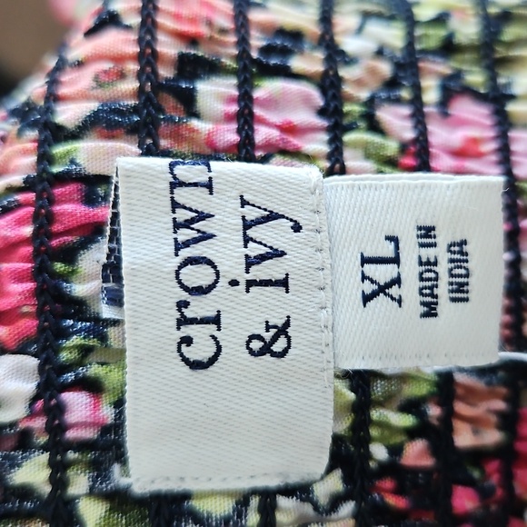 Crown & Ivy Women's Split Sleeve Smocked Bodice Top Size XL NWOT - Picture 4 of 5